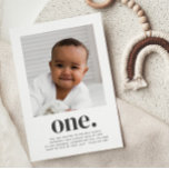 Primeiro Convite de Aniversário de Foto Quadrada<br><div class="desc">Um convite moderno para o Primeiro Aniversário,  com a sua própria fotografia e a palavra "um" por baixo.</div>