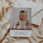 Primeiro Convite de Aniversário para Uma Foto<br><div class="desc">Um simples convite de Primeiro Aniversário com sua foto e a palavra 'um' sobre o topo em uma letra com estilo caligrafia. Você pode editar todo o texto e adicionar sua própria foto.</div>
