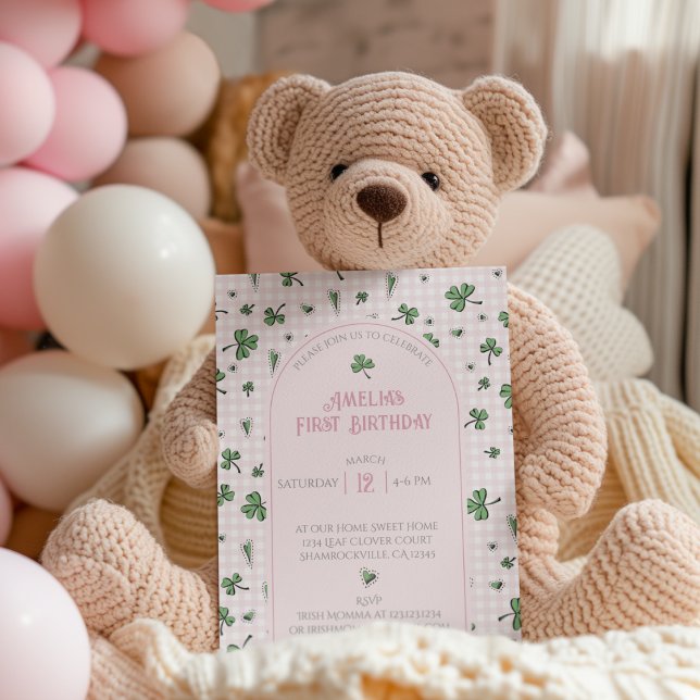 Primeiro Convite Fotográfico de Aniversário do Sha (Cute Baby Girl First Birthday Pink and White Gingham with Green Shamrocks Invitation. Photo on Back.)