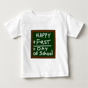 Primeiro dia feliz da camisa da criança da escola