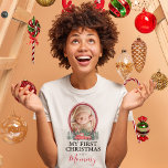 Primeiro Natal como Mamãe Camisa Vermelha de Camin<br><div class="desc">Camiseta de natal da primeira família,  com uma foto do seu bebê com duas bordas vermelhas,  árvores de Natal com aquarela,  um caminhão de coleta vermelho,  e o ditado bonito "meu primeiro natal como mamãe".</div>