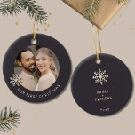 Primeiro Ornamento de Fotos de Natal de Newlyws<br><div class="desc">Celebrar um marco especial com o primeiro enfeite de Natal de Newlyws. Prepare o seu primeiro feriado como um casal casado com este adorno requintado com uma foto personalizável feita por um delicado floco de neve de ouro de champanhe num fundo escuro e rico. A frente exibe elegantemente "Nosso Primeiro...</div>
