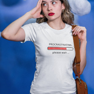 Procrastinando Por Favor Esperem - Camiseta Menina