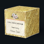 Produto Dourado e Floral de Bomba | Caixa de Ofert<br><div class="desc">Caixa de presente de luxo estriada de ouro para bombas de banho de embalagem ou outros produtos caseiros. A flor branca bonito e a folhagem sobre o velo parecem fundo dourado duplo e velo branco para facilitar a visualização do texto. O texto é totalmente editável, basta clicar em "Personalizar" para...</div>