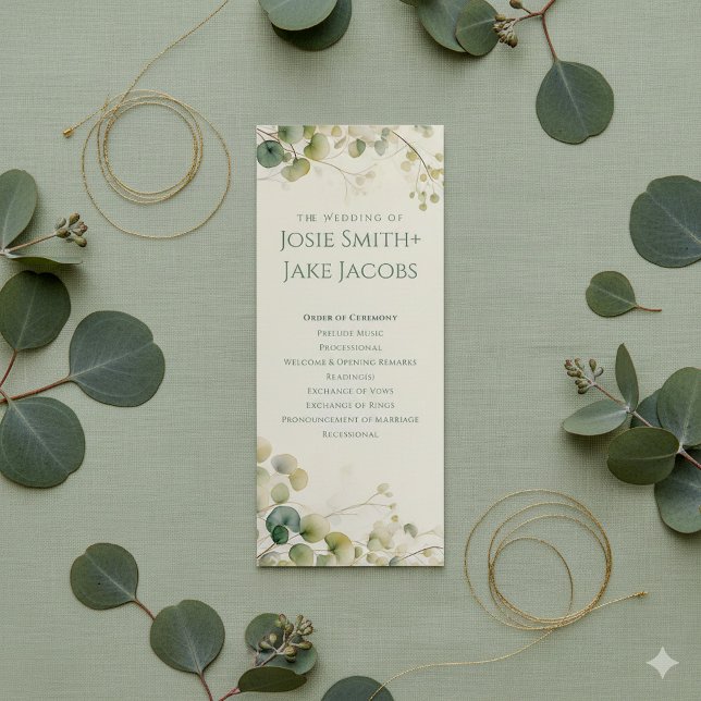 Programa Elegante Eucalyptus Greenery Cerimônia Botânica (Eucalyptus greenery wedding ceremony program on soft sage green linen surface.)