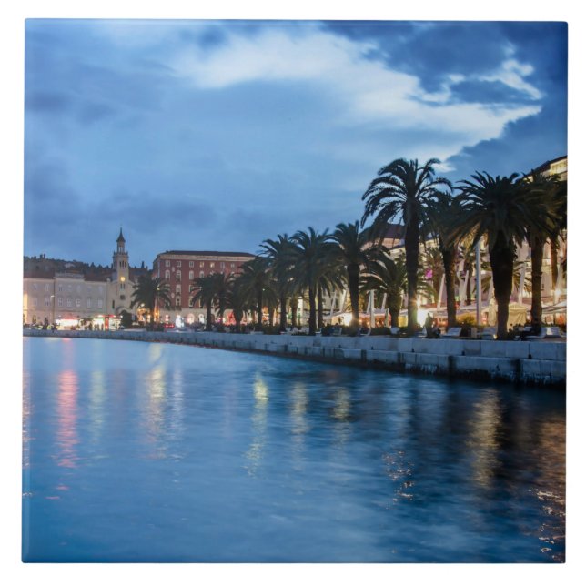 Promenade dividido na Croácia (Frente)