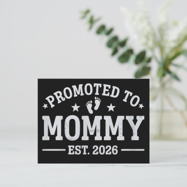Promovida a Mamãe est. 2026 Anúncio de Bebê Mamãe (Em pé/Frente)