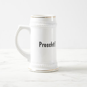 Proscht! Caneca de cerveja suíça do bebendo com