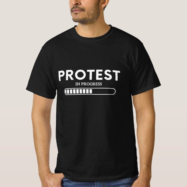 Protesto em Curso Camisa T - Ativismo Carregando B (Frente)
