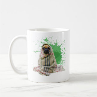 Pug em um tapete em uma caneca