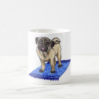 Pug No.98 em um tapete em uma caneca