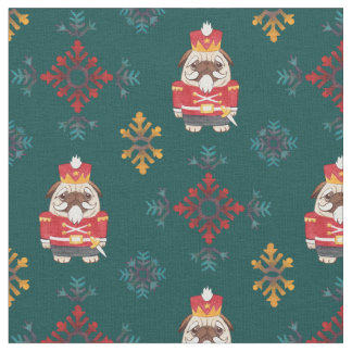 Pug vermelho do Nutcracker no tecido verde