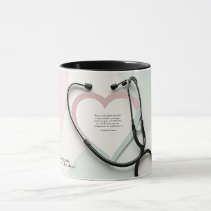 Pulsação do Cuidado: Caneca com Coração e Estetosc