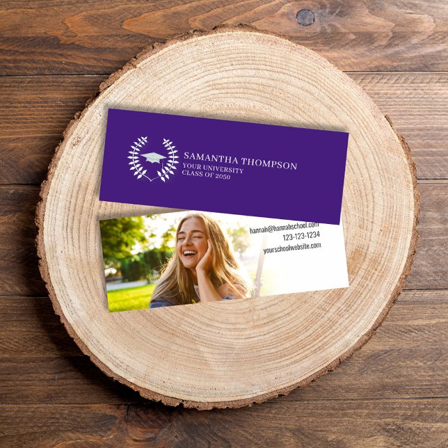 Púrpura Clássica Elegante de Cartão de Nome do for (A classic traditional laurel leaves, and mortarboard. With photo template.  )