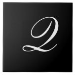 Q Monograma Branco inicial em preto<br><div class="desc">Letra branca clássica monograma em fundo preto,  Q.</div>