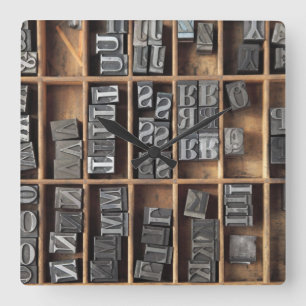 Quadrado letterpress lead type em um relógio de caixa