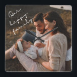 Quadrado Nosso Relógio de Fotos da Família Feliz<br><div class="desc">Este relógio moderno apresenta sua melhor foto de família,  com elegante tipografia de script manuscrito 'Nossa família feliz'.</div>