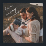 Quadrado Nosso Relógio de Fotos da Família Feliz<br><div class="desc">Este relógio moderno apresenta sua melhor foto de família,  com elegante tipografia de script manuscrito 'Nossa família feliz'.</div>