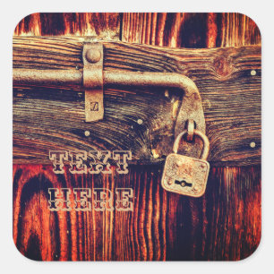 Quadrado Porta de madeira russa com um adesivo antiquado pa