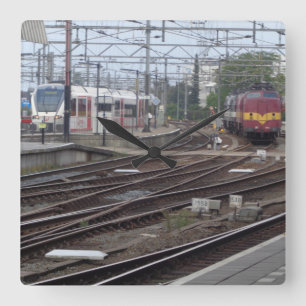 Quadrado Trens de passageiros que chegam ao relógio da est