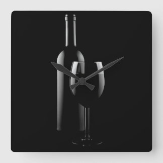 Quadrado vinho tinto no relógio da parede negra