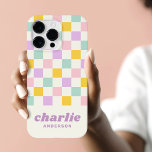Quadro azul roxo, cor-de-rosa, cor-de-rosa<br><div class="desc">Capa de telefone com uma rosa claro,  padrão azul-amarelo,  roxo e aqua e o seu nome em estilo retrovisor,  fonte roxa com uma linha de texto personalizado abaixo. Todas as cores são personalizáveis.</div>