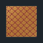 Quadro De Madeira Art Deco Scales da Sereia - Magenta<br><div class="desc">Um padrão de sereia se dimensiona em uma cor magenta escura,  com fundo dourado. As escalas estão no estilo de deco de arte.</div>