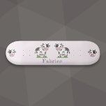 Quadro de skate cor-de-rosa-vaca<br><div class="desc">Um skate rosa engraçado com vacas bonitas na grama e um nome próprio personalizável. Um presente de excelente para um skate que ama animais Kawaii e cor rosa!</div>