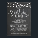 Quadro do aniversário do convite do CHURRASCO do<br><div class="desc">Convite do CHURRASCO do aniversário. 60th Fundo do quadro do convite do aniversário com luzes da corda. 13o 15o 16o 18o 20o 2ø 30o 40th 50th 60th 90 100th do 80 do 70, alguma idade. Aniversário adulto. Festa de aniversário do homem da mulher ou do homem. Para uma personalização mais...</div>