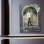 Quadro fotográfico de arco de natal verde feliz<br><div class="desc">Este design apresenta coloração aquosa holly e eucalipto em torno de uma imagem arquivada com uma estrutura de folha de ouro.</div>