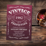 Qualquer Whiskey Vintage Era Um Convite De Anivers<br><div class="desc">Inspirado pelo clássico rótulo de uísque,  esta safra de diversão marsala vermelha,  envelhecida até à perfeição,  é excelente para 30,  40º,  50º,  60º,  70,  80,  90 ou qualquer outra festa de aniversário etária,  festa surpresa ou qualquer outra ocasião! Personalize-o com o seu próprio texto e informações da festa.</div>