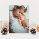 Quanto mais feliz for o anúncio de natalidade de N<br><div class="desc">Cartão de nascimento de Natal moderno com tipografia manuscrita que diz "quanto mais melhor" com coração. Este é um cartão de anúncio de nascimento para as férias! Adicione suas fotos,  estatísticas de natalidade e uma mensagem! A foto vertical funciona melhor na frente.</div>