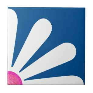 Quarto da margarida branca, centro rosa em azul-la