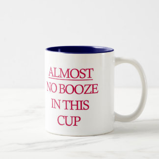 Quase nenhumas bebidas nesta caneca do copo