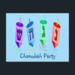 Quatro convites de Dreidels<br><div class="desc">Quatro dreidels coloridos que mostram a freira,  o gimel,  o hei,  e a canela. Logro de Nes Gadol Hayah. Um design de Chanukah. Convites de festas customizáveis de Chanukah--adicione e personalize com sua informação.</div>