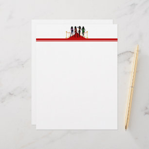 Quatro modelos de moda colocados no tapete vermelh