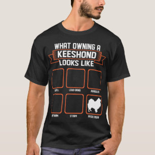 Que cão possuindo do Keeshond olha como a camiseta