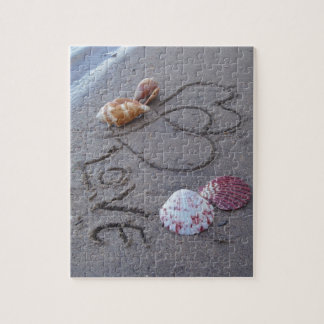 Quebra-cabeça 2 Corações na areia com conchas com amor