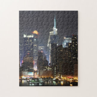 Quebra-cabeça A lua aumenta sobre o Midtown New York.