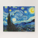 Quebra-cabeça A Noite Estrelada de Vincent Van Gogh<br><div class="desc">A pintura é dominada por um céu noturno cheio de lua e estrelas. Ele ocupa três quartos do plano fotográfico e parece turbulento, até agitado, com padrões intensos que parecem atravessar sua superfície como ondas. Ela está repleta de órbitas brilhantes - incluindo a lua crescente à extrema direita, e Vênus,...</div>