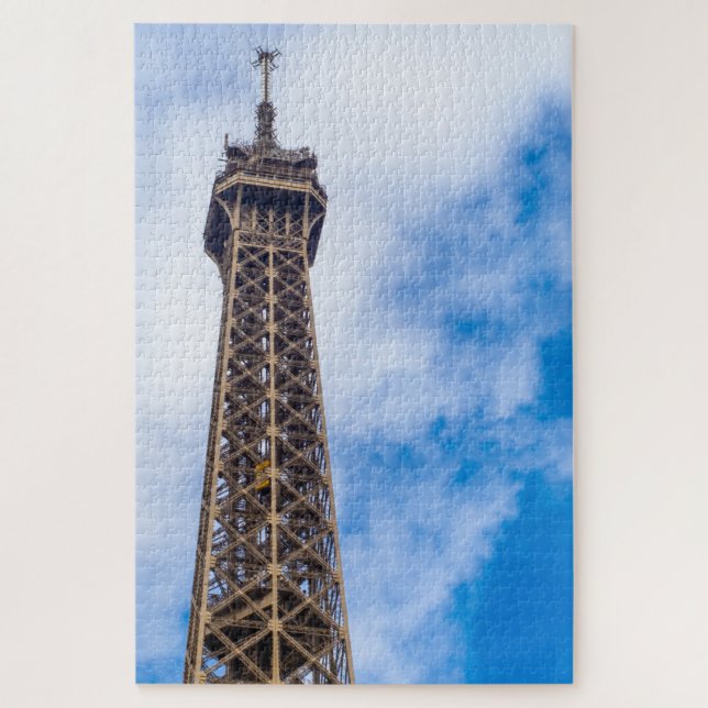 Quebra-cabeça A Torre Eiffel nas nuvens em Paris, França (Vertical)