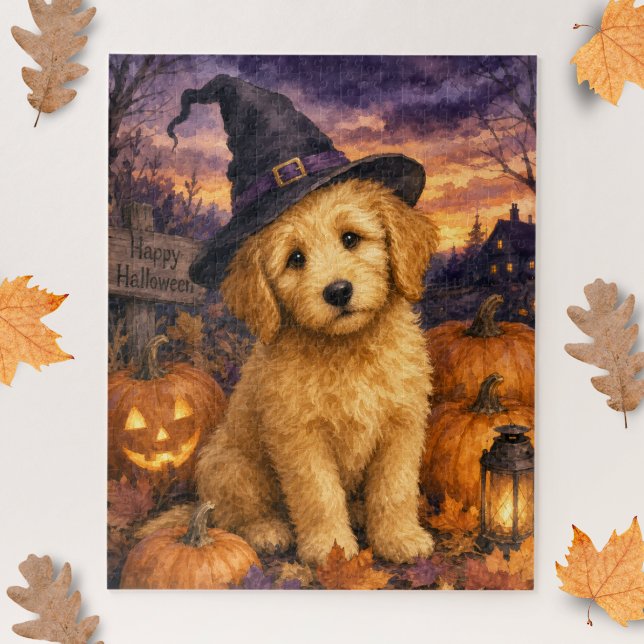 Quebra-cabeça Abóbora de Chapéu de Bruxa Goldendoodle (Jigsaw puzzle with a Goldendoodle puppy wearing a witch's hat, laid flat on a surface with leaves.)