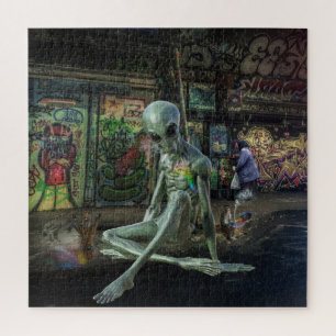 QUEBRA-CABEÇA ALIENÍGENA VERDE CINZA SENTADA NA PAVAGEM COM GRA
