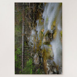 Quebra-cabeça Angra rochosa da floresta com água de borrão de