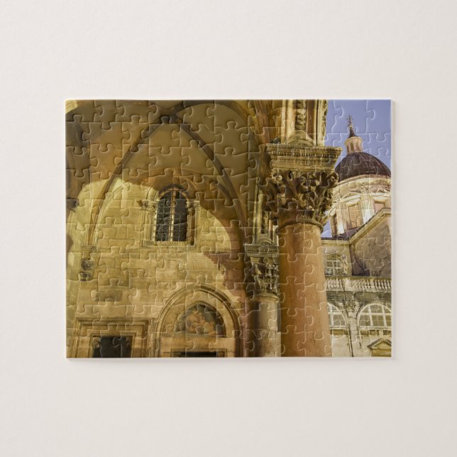 Quebra-cabeça Arcos do Palácio do Reitor com a Catedral de Dubro (Horizontal)