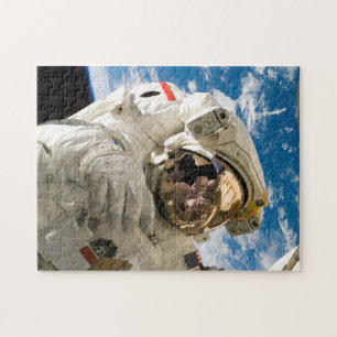 Quebra-cabeça Astronauta em Espaço Reparando Foto de Estação Esp