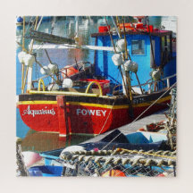 Barco de Pesca Colorida no Quayside