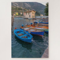 Barcos de pesca no lago de Riva del Garda Itália