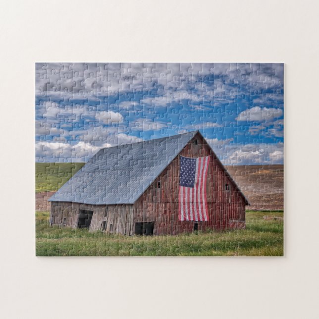 Quebra-cabeça Barn com bandeira americana| Colfax, Washington (Horizontal)