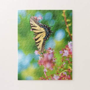 Quebra-cabeça Bela borboleta Swallowtail em flores bonito